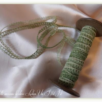 Dentelle ancienne bordure lichen un petit fil