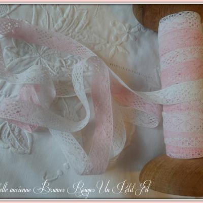 Dentelle Brumes Rouges ancienne Large