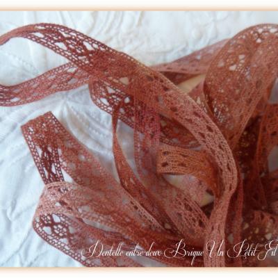 Dentelle entre deux brique un petit fil 2
