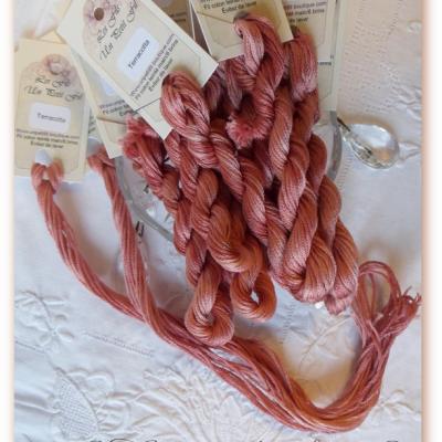 Fil mouline teinte terracotta un petit fil
