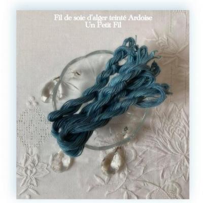 Fils de soie teintes ardoise un petit fil