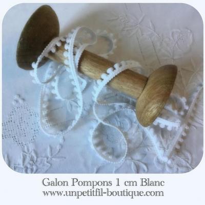Galon pompons blanc un petit fil