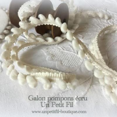 Galon pompons ecru un petit fil 1