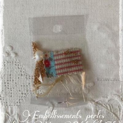Perles dorees embellisements un petit fil