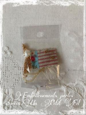 Perles dorees embellisements un petit fil