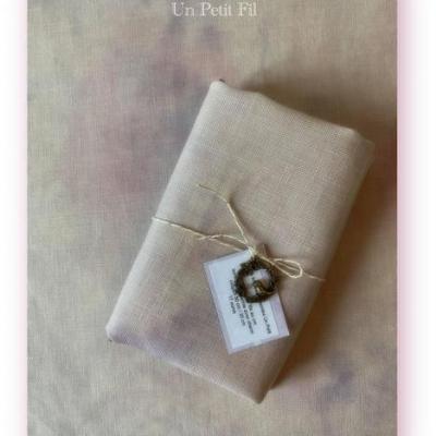 Toile teintee parme un petit fil