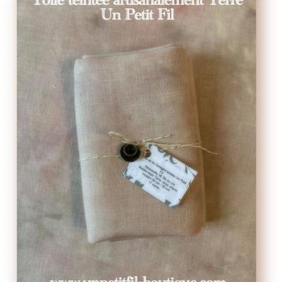 Toile teintee terre un petit fil